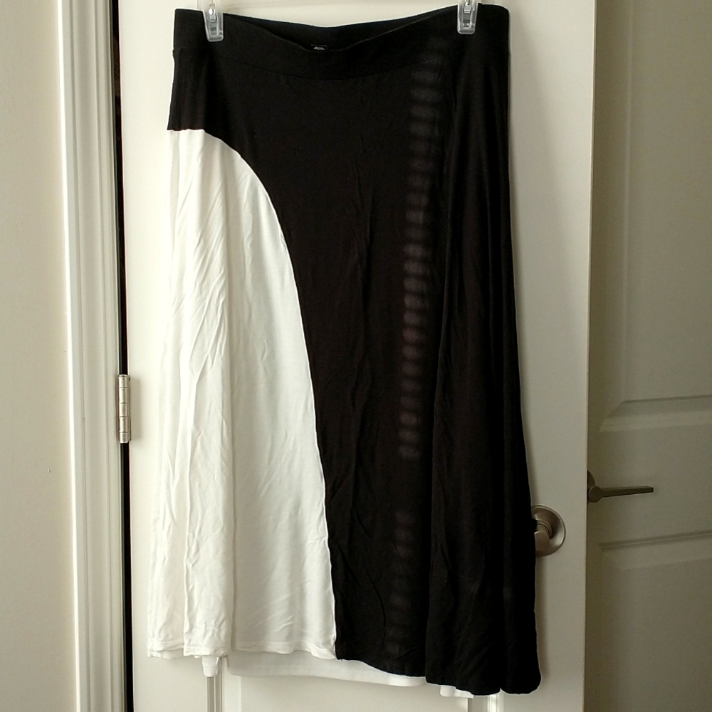 I.N.C International Concepts black white xl long flowers skirt